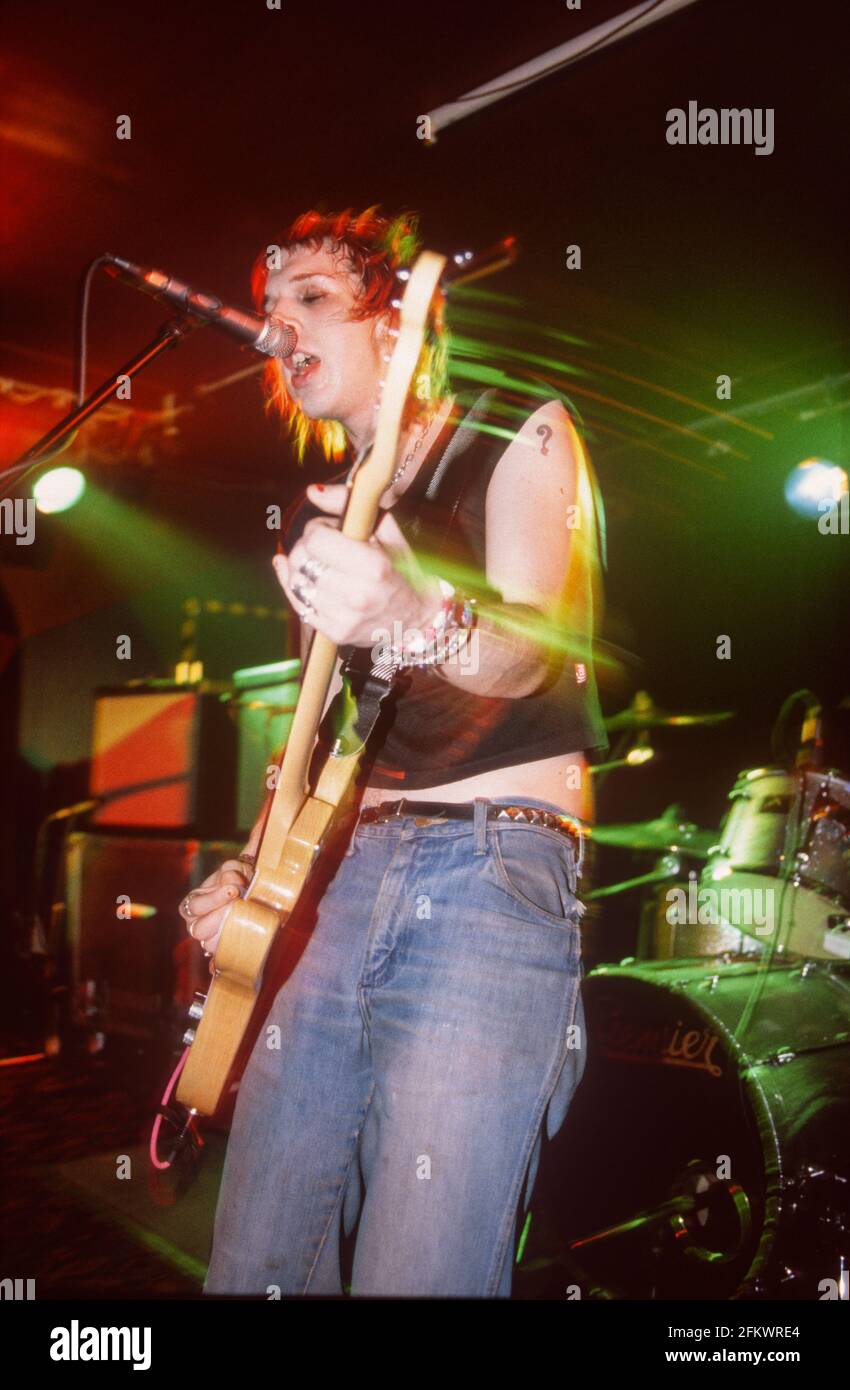 King Adora tritt am 20. September 2000 bei Chinnerys auf, Southend-on-Sea, Essex, Großbritannien. Stockfoto