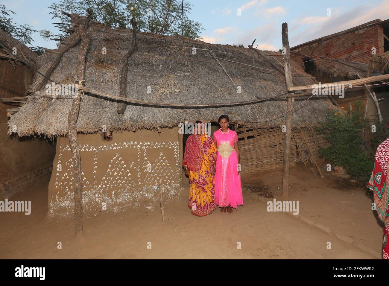 Stammesfrauen, die vor ihrem traditionellen Haus stehen. KOLI-STAMM. Odasinga Jodum aus Cuttack, Odisha, Indien Stockfoto