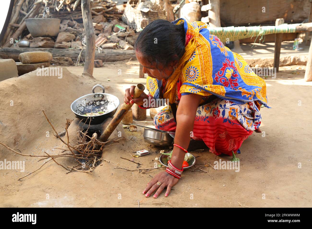 Tribal Frau, die Nahrung durch die Verwendung von traditionellen natürlichen Schlammherd . KOLI-STAMM. Odasinga Jodum aus Cuttack, Odisha, Indien Stockfoto