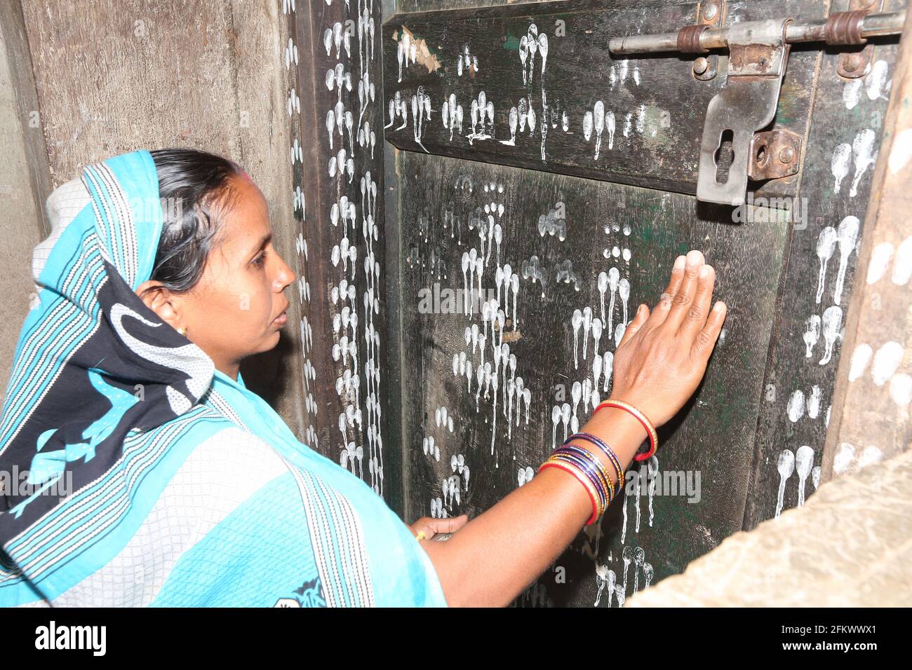 Tribal hölzerne Eingangstür eines Hauses mit Chita Gemälde dekoriert. KOLI-STAMM. Cuttack, Odisha, Indien Stockfoto