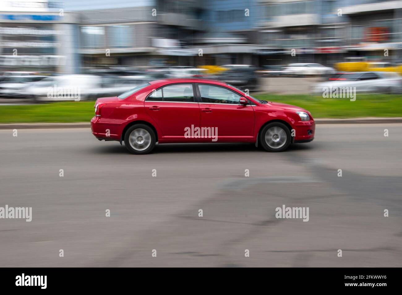 Ukraine, Kiew - 26. April 2021: Rotes Toyota Avensis Auto bewegt sich auf der Straße. Redaktionell Stockfoto