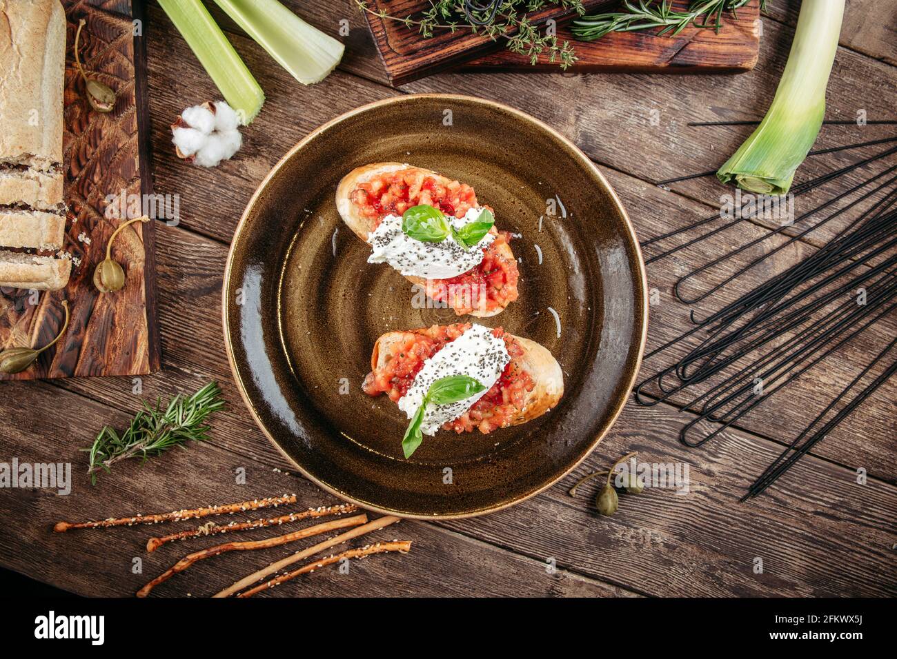 Zwei Tomatenbruschettas Stockfoto