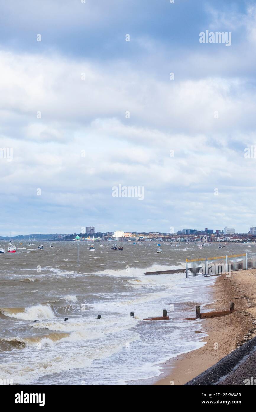 Ein nicht saisonales Gale Anfang Mai brachte Heavy Seas nach Die Themse-Mündung vor Shoeburyness in Essex mit Southend-on-Sea in Hintergrund Stockfoto