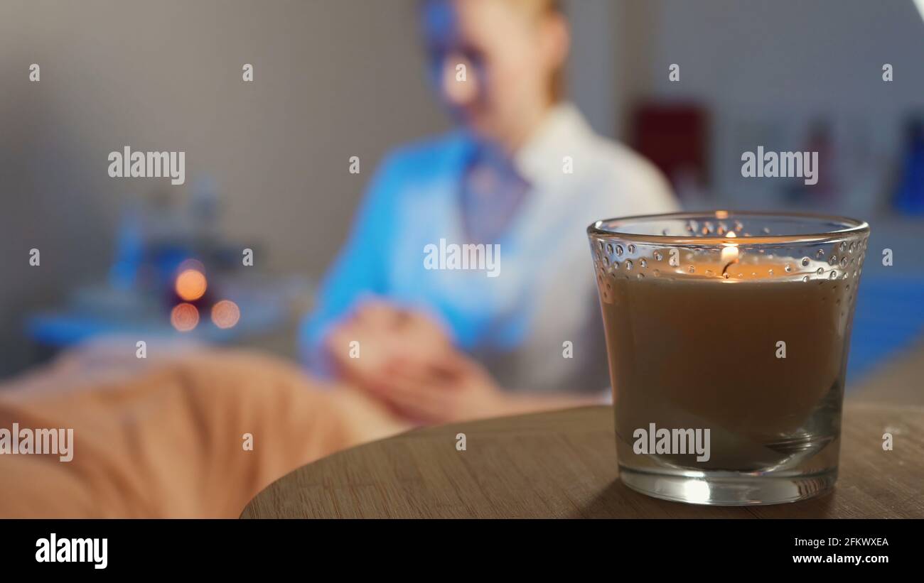 Liegendes Mädchen bekommt eine Massage in der Klinik Stockfoto