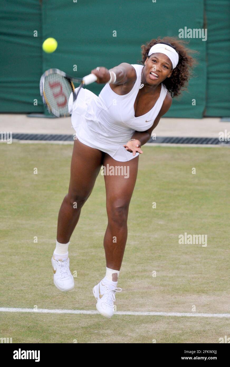 WIMBLEDON 2009 5. TAG. SERENA WILLIAMS WÄHREND IHRES MATCHES MIT ROBERTA VINCI. 26/6/09. BILD DAVID ASHDOWN Stockfoto