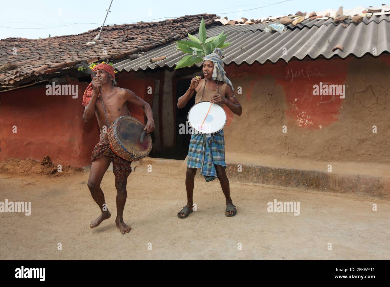 Männliche Tänzer mit traditionellen Musikinstrumenten im Dorf Lanjigadh in Odisha, Indien. DESIA KONDHA STAMM Stockfoto