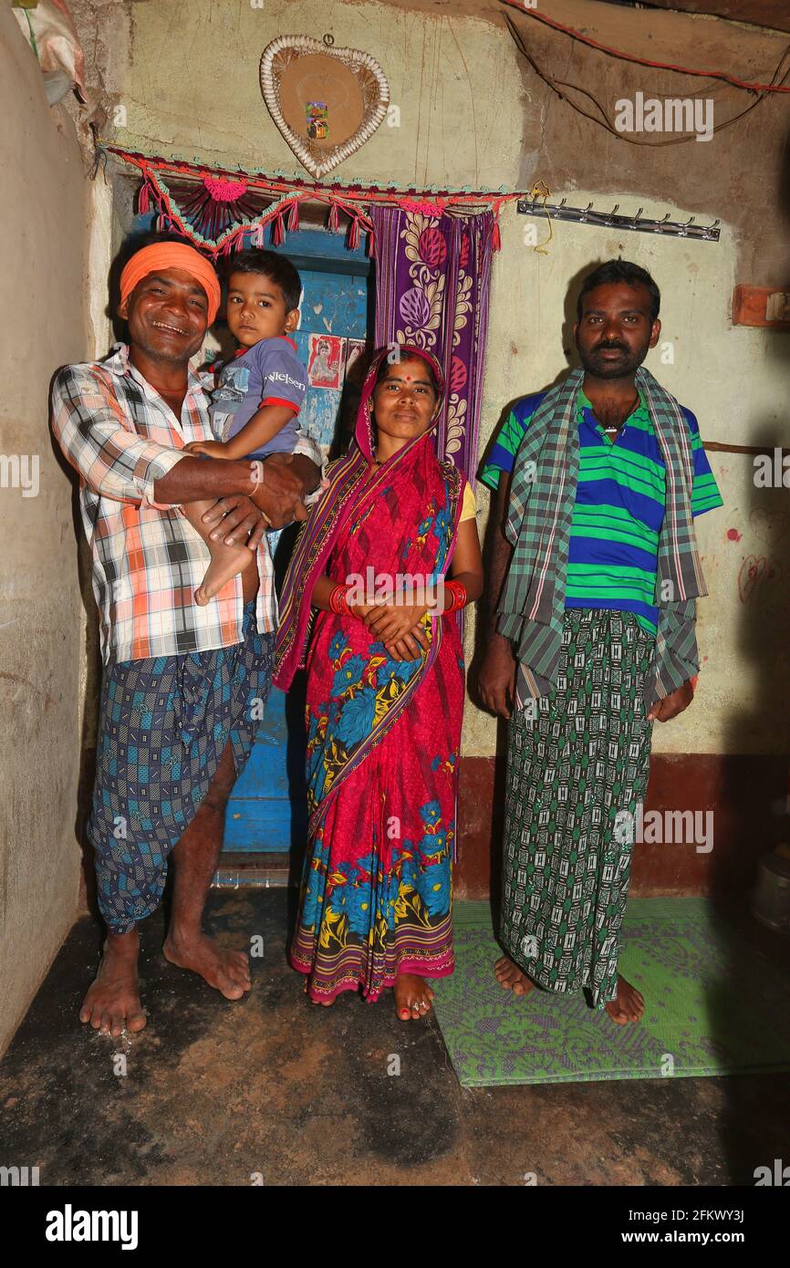 Foto der Stammesfamilie vor dem Haus. KOLI-STAMM. Odasinga Jodum aus Cuttack, Odisha, Indien Stockfoto