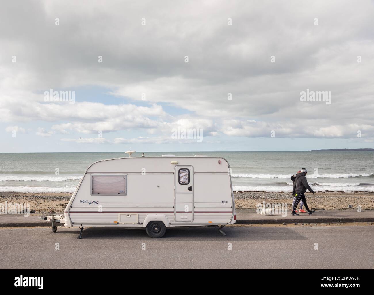 Garrylucas, Cork, Irland. Mai 2021. Leute, die an einem kühlen Maifeiertag in Garrylucas, Co. Cork, Irland, spazieren gehen. - Credit; David Creedon / Alamy Live News Stockfoto