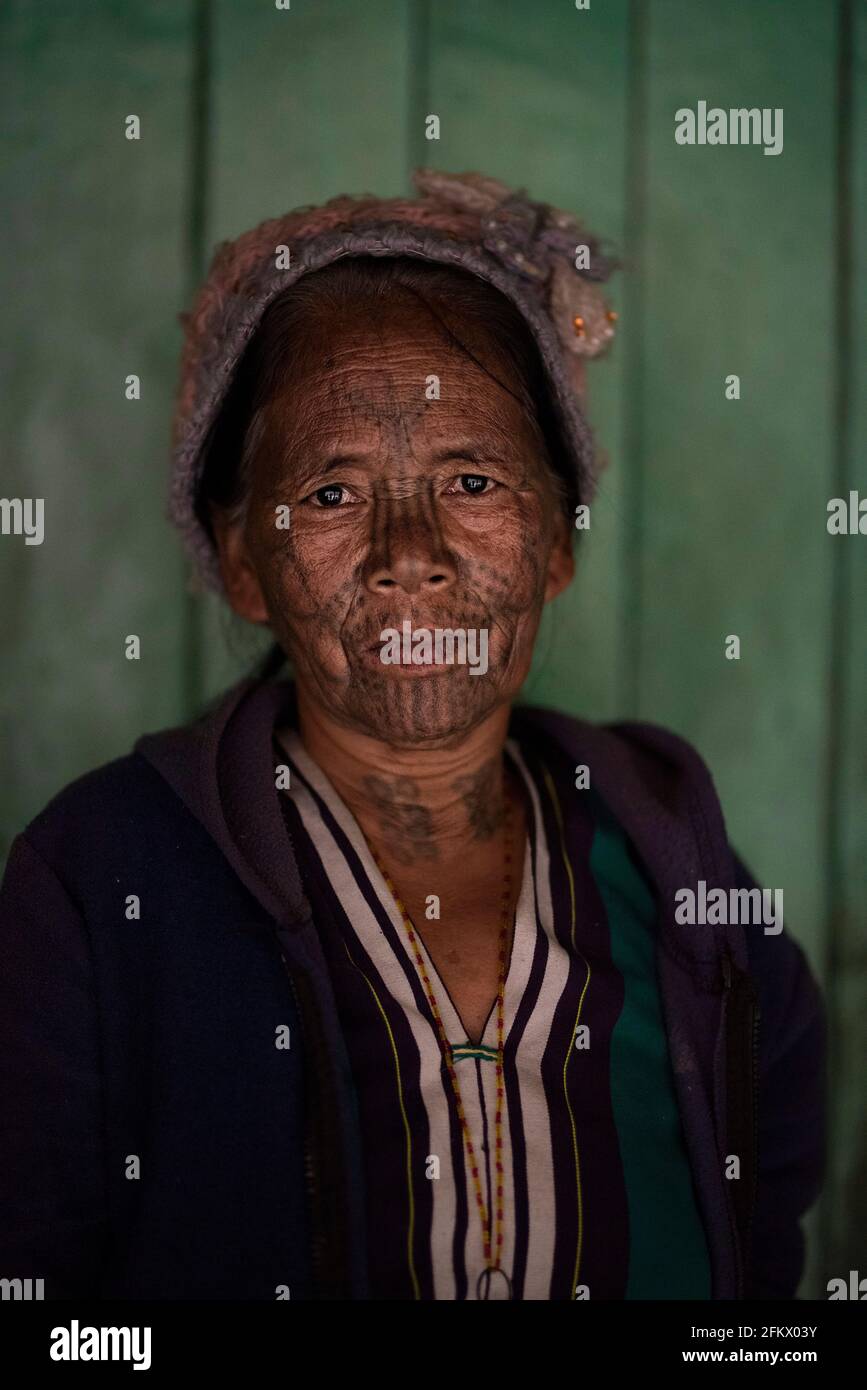 Viele Frauen im Muun-Clan trugen tätowierte Gesichter. CHIN STATE, MYANMAR: DIESE Stammesfrauen sind die letzten ihrer Art, nachdem ein Regierungsverbot ein o beendet hat Stockfoto