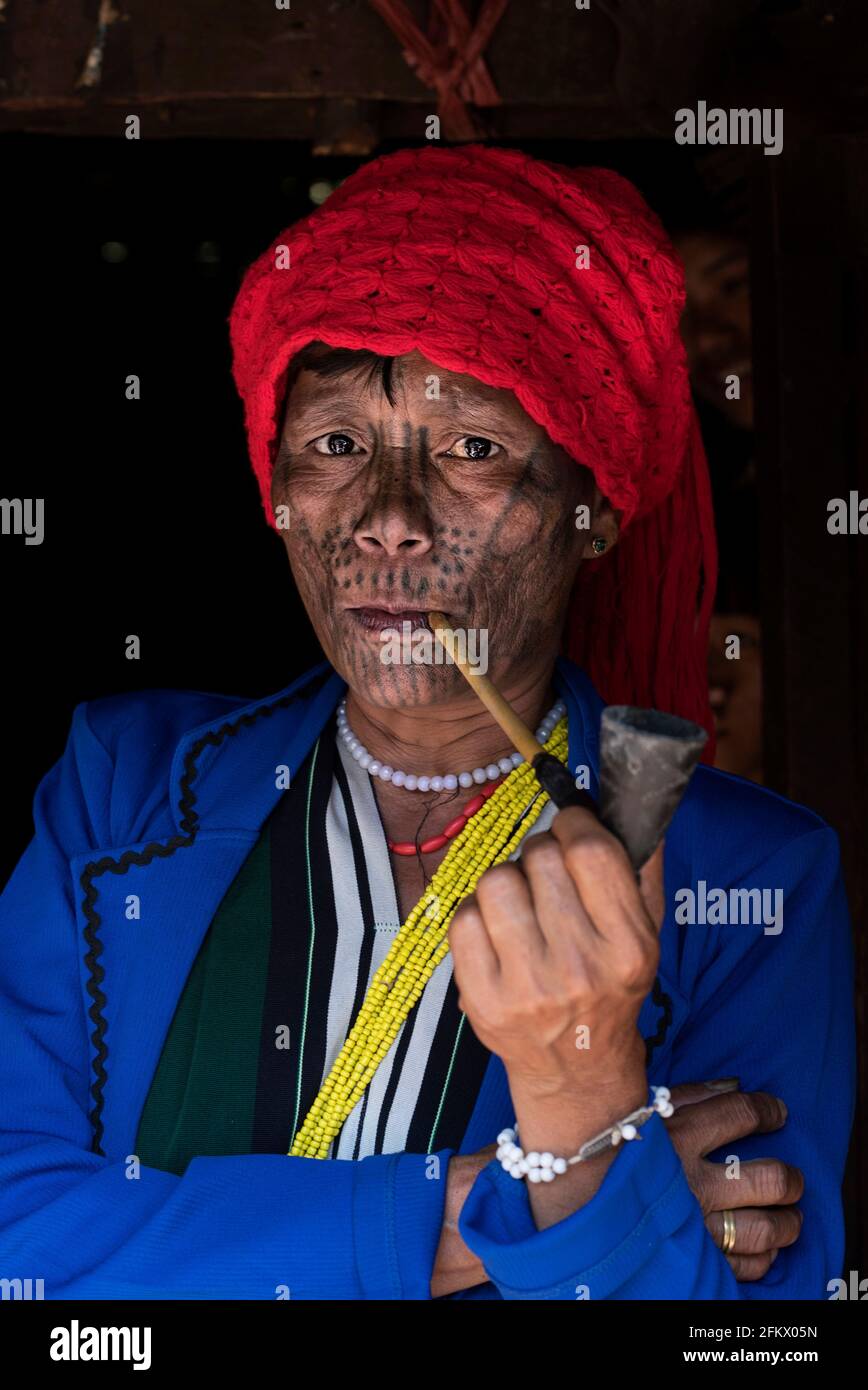 Der Stamm der Muun ist bekannt für ihre Verwendung von dickeren und prominenteren Linien. CHIN STATE, MYANMAR: DIESE Stammesfrauen sind die letzten ihrer Art nach einem Stockfoto