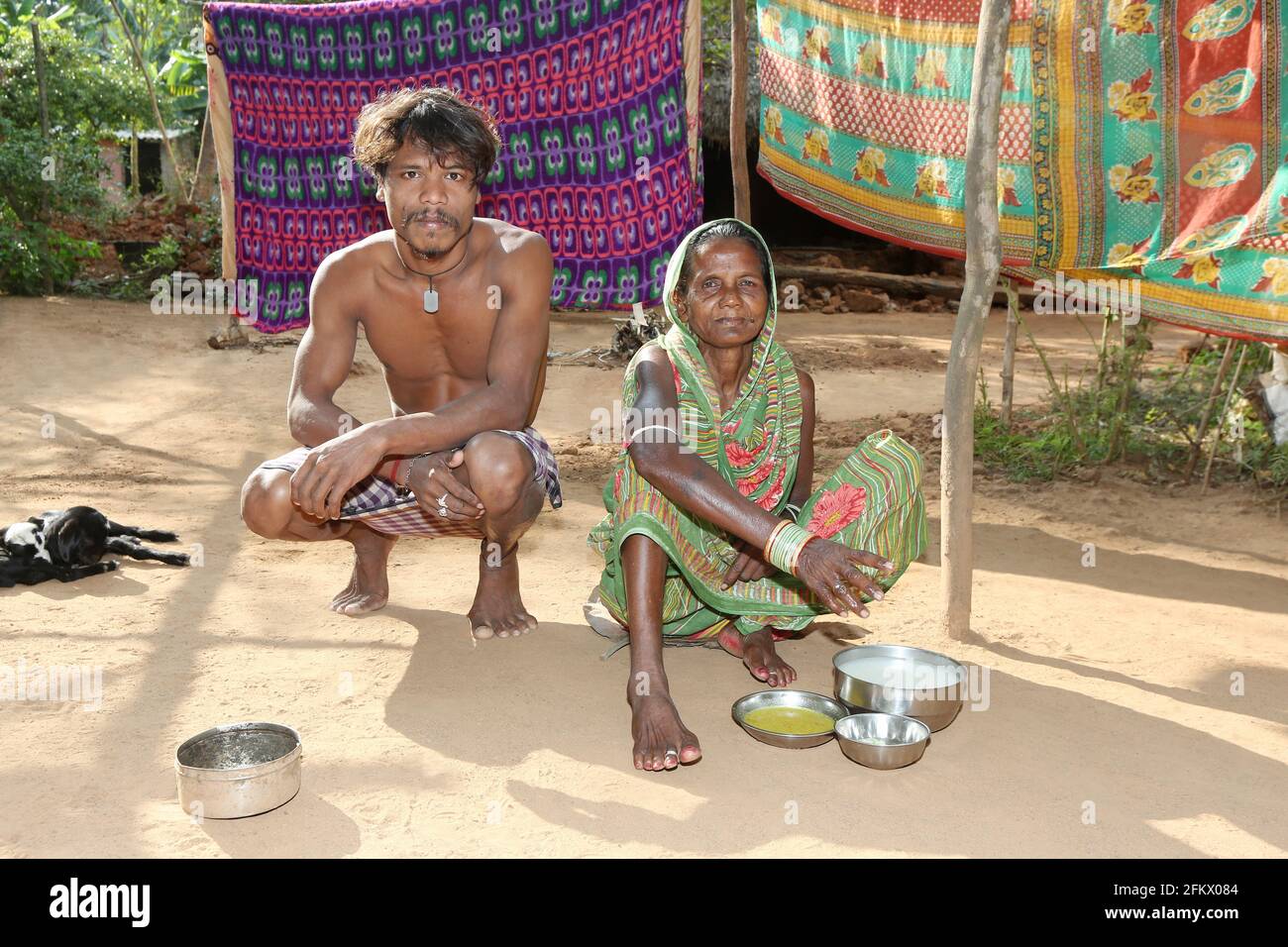 Mutter sitzt mit ihrem Sohn bei täglichen Mahlzeiten. Dieses Bild wurde angeklickt in Kuanarpal Village of Cuttack District of Odisha, Indien Stockfoto