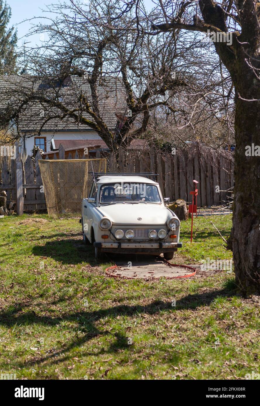 Ausrangierte Trabant auf einem Minigolfplatz. Stockfoto