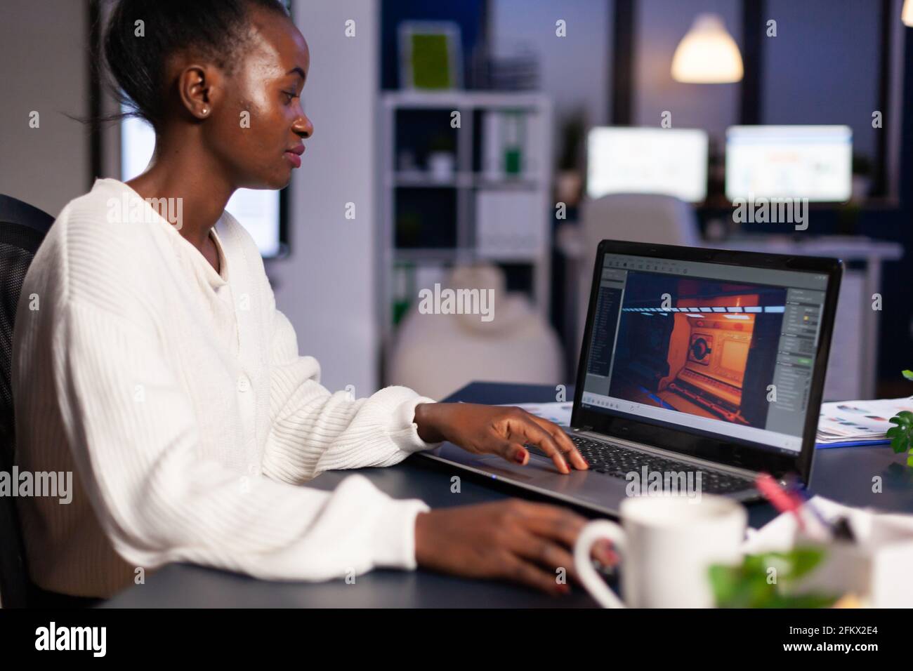 Afrikanische Gamer Schöpfer testen Spiel über Ebene Schnittstelle, Entwicklung neuer Entwurf in Mitternacht aus dem Büro mit Laptop. Spieler testet Online-Videospiele mit Technologie-Netzwerk drahtlos. Stockfoto