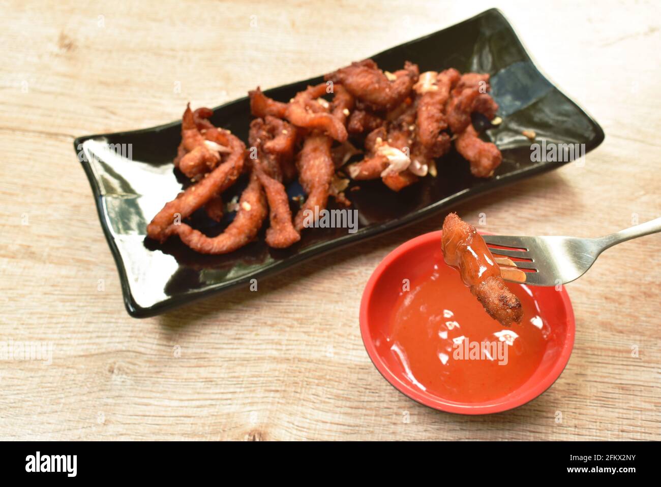 Gebratenes fermentierendes Schweinefleisch mit knusprigem Knoblauch auf ...
