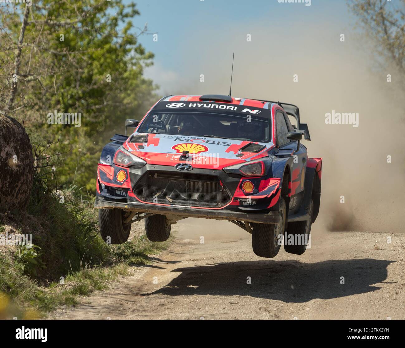 Luilhas, Portugal - 16. April 2021: Ott TÄNAK (EST), Martin JÄRVEOJA (EST), HYUNDAI SHELL MOBIS WRT, HYUNDAI I20 Coupe WRC, springen während eines Testtages Stockfoto