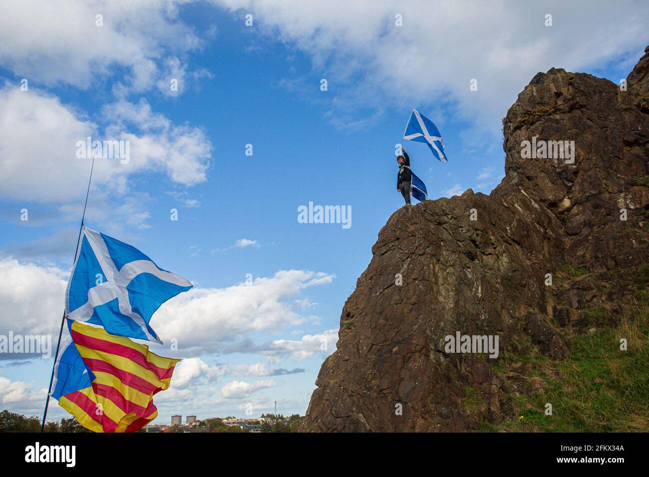 SCHOTTLAND / EDINBURGH / EIN junger Schotte auf dem Arthur's Seat webt eine Flagge für eine Pro Scottish Independence. Stockfoto