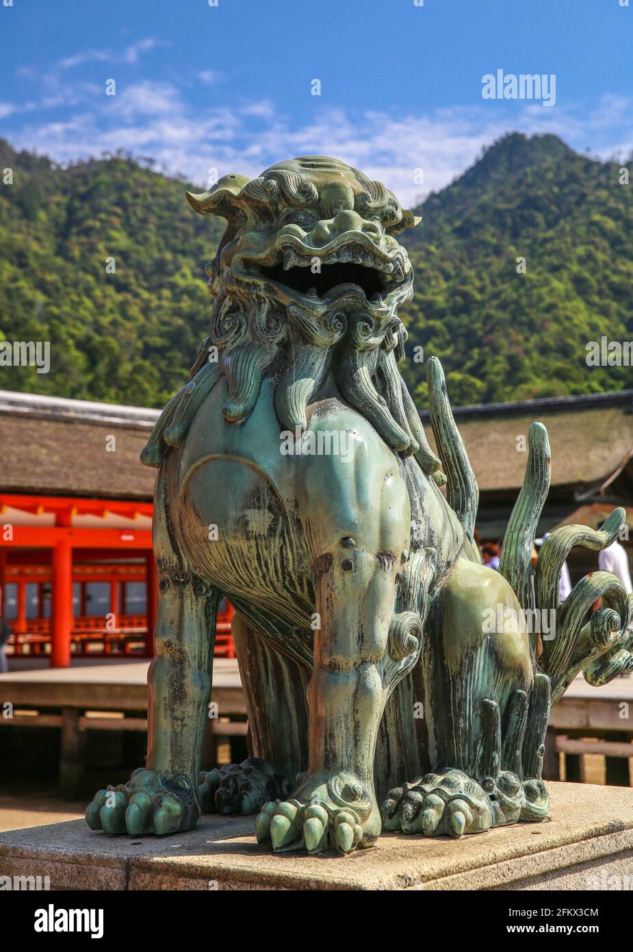 Bronzestatue des Löwenhundes in Itsukushima, japanischer Shinto-Schrein auf der Miyajima Island, Japan. Stockfoto