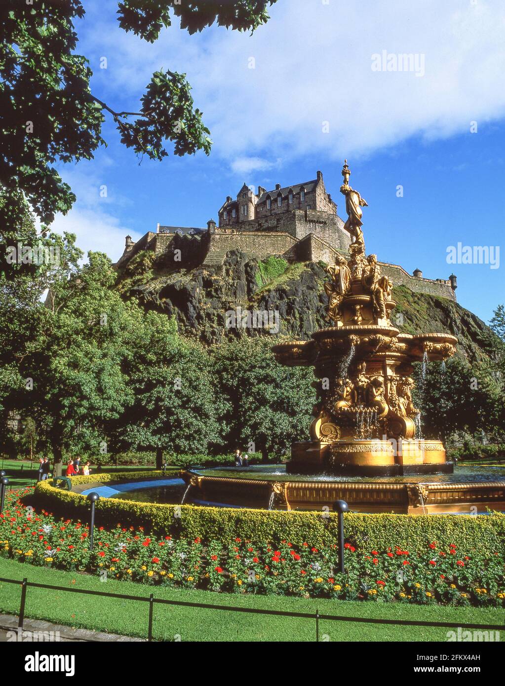 Ross Fountain und Edinburgh Castle, Princes Street Gardens, Edinburgh, Lothian, Schottland, Vereinigtes Königreich Stockfoto