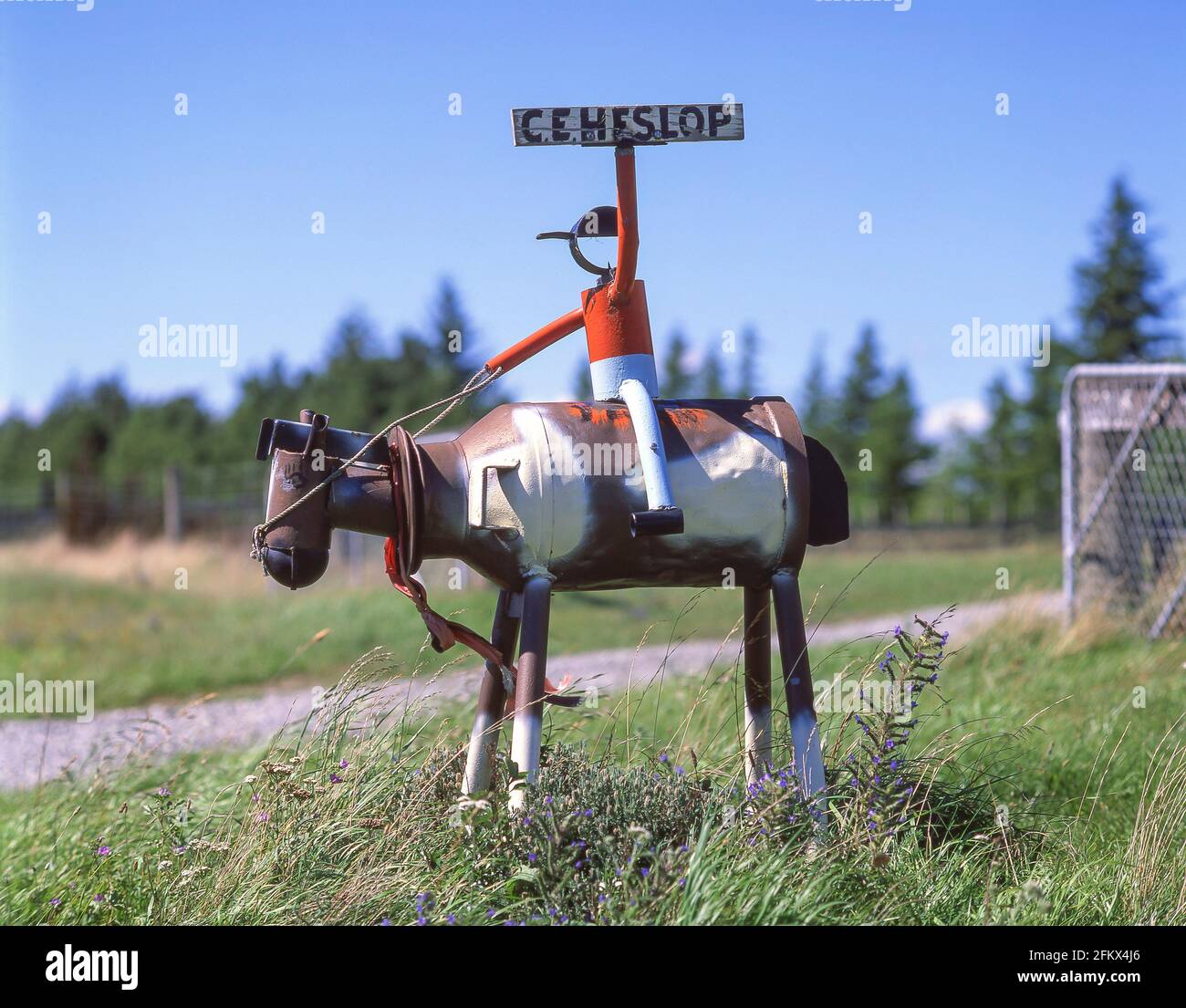 Neuheitsgefallener „Cowboy“-Briefkasten am Eingang zum Bauernhof, Culverden, North Canterbury, Canterbury Region, South Island, Neuseeland Stockfoto