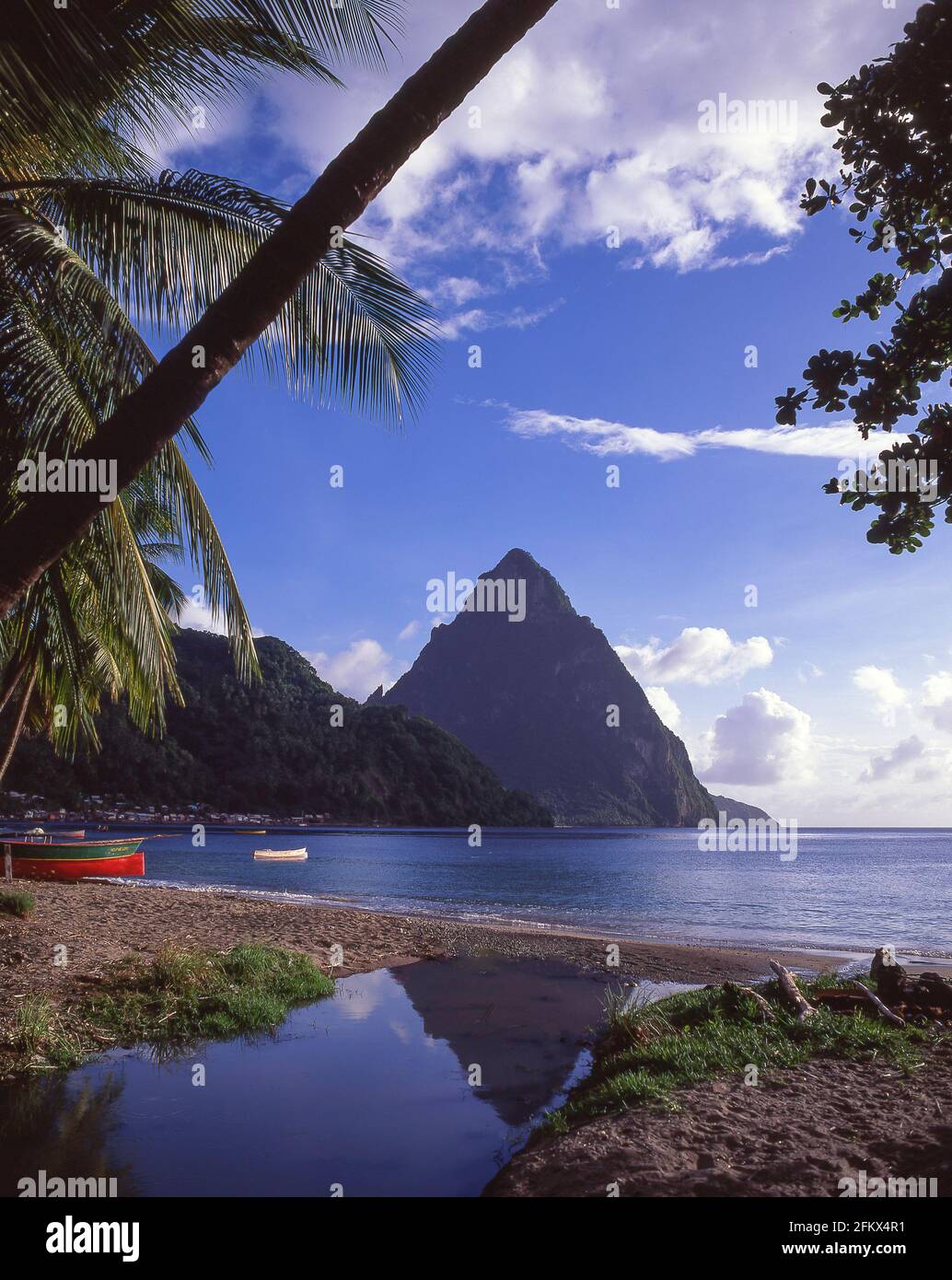 Blick auf den Strand und Pitons, Soufriere, das Viertel Soufrière, St. Lucia, die Kleinen Antillen, Karibik Stockfoto