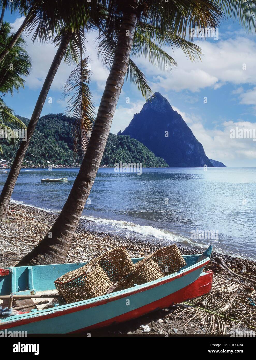 Blick auf den Strand und Pitons, Soufriere, das Viertel Soufrière, St. Lucia, die Kleinen Antillen, Karibik Stockfoto