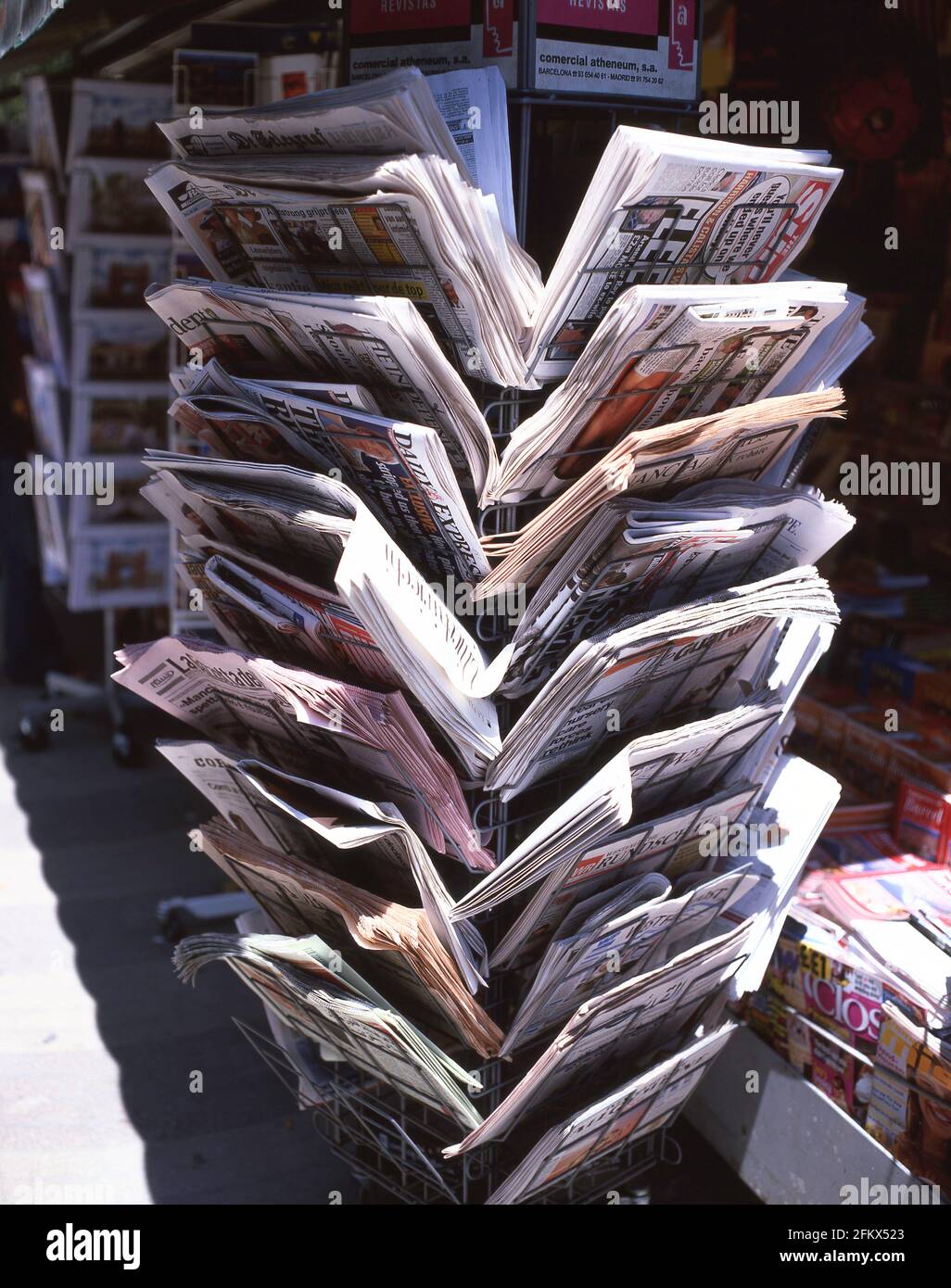 Regal mit ausländischen Zeitungen vor einem Zeitungskiosks, Passeig de Gràcia, Eixample District, Barcelona, Katalonien, Königreich Spanien Stockfoto