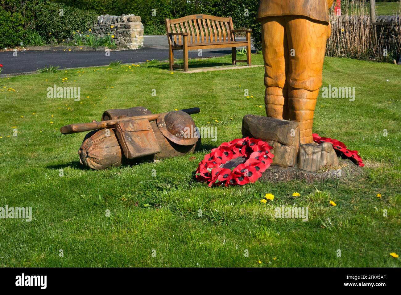 Soldat und Bausatz des Ersten Weltkriegs, geschnitzt aus einem in-situ-Baumstumpf, zum 100. Jahrestag des Endes des Ersten Weltkriegs, Ashford-in-the-Water, Derbyshire Stockfoto