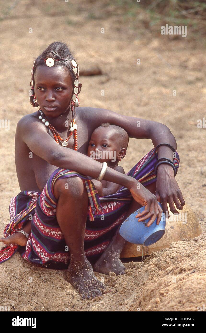 Junge Mutter mit Baby, Sanmatenga, Region Centre-Nord, Burkino Faso Stockfoto