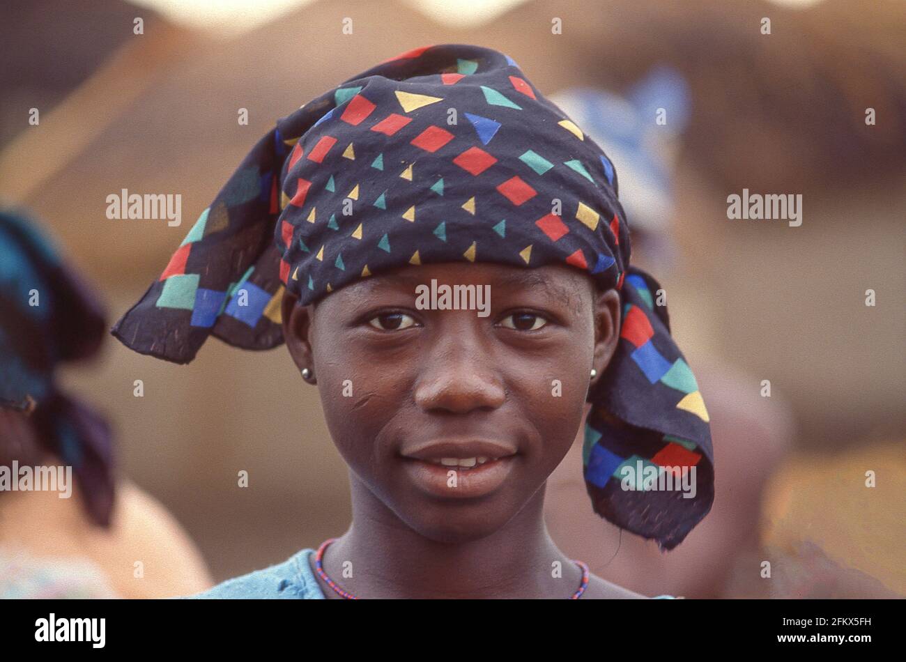 Junges Dorfmädchen mit Kopftuch, Sanmatenga, Region Centre-Nord, Burkino Faso Stockfoto