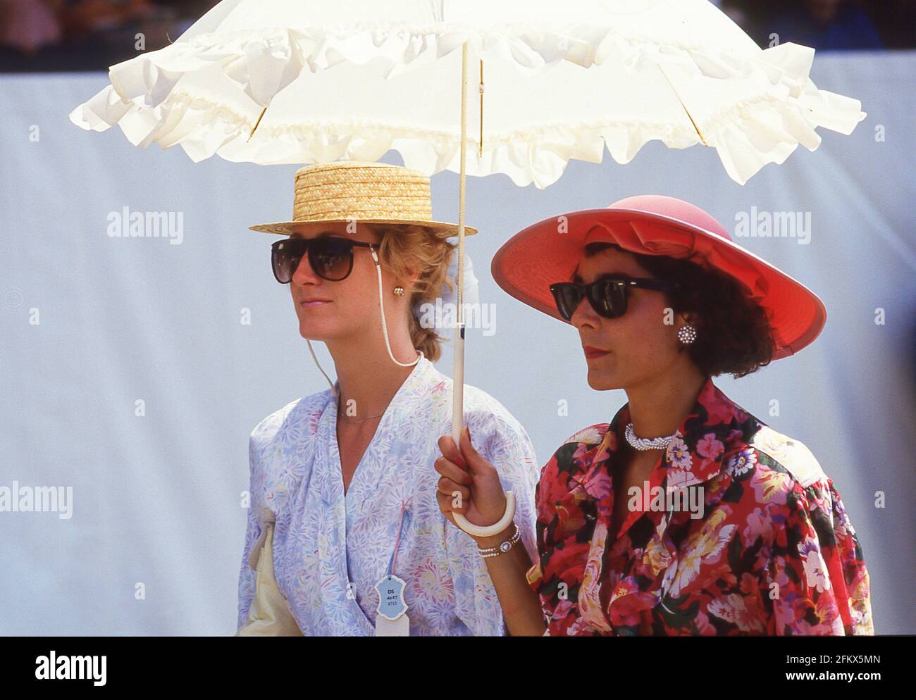 Weibliche Gäste bei Henley Regatta, Henley-on-Thames, Oxfordshire, England, Großbritannien Stockfoto