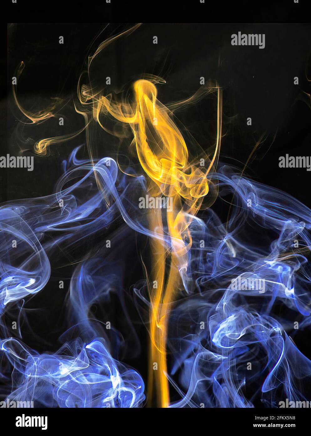 Abstrakter, farbenfroher Rauch vor schwarzem Hintergrund Stockfoto
