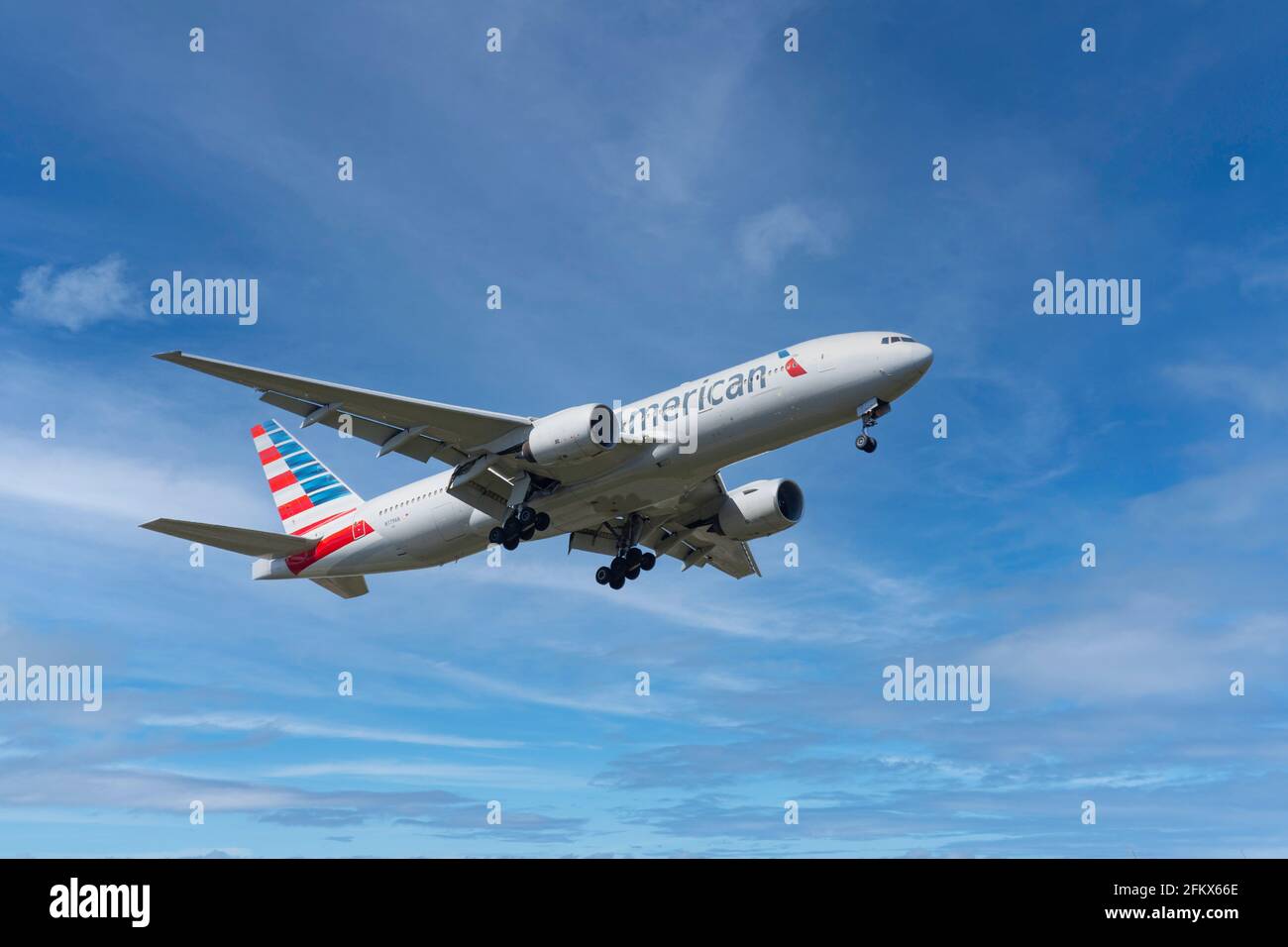 Flugzeuge von American Airlines 777-223(er) landen am Flughafen London Heathrow, London Borough of Hillingdon, Greater London, England, Vereinigtes Königreich Stockfoto
