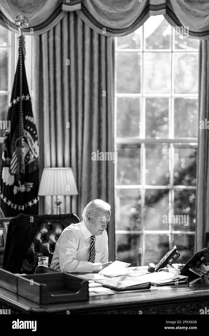 Präsident Joe Biden telefoniert am Mittwoch, den 17. Februar 2021, mit dem israelischen Premierminister Benjamin Netanjahu im Oval Office des Weißen Hauses. (Offizielles Foto des Weißen Hauses von Adam Schultz) Stockfoto