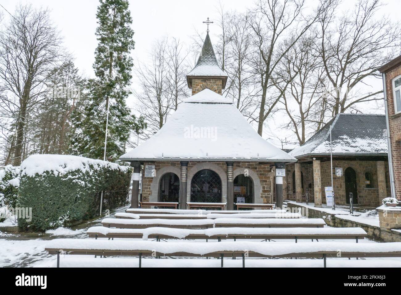 Banneux - Belgien - 07. April 2021: Nach den Marienerscheinungen im Jahr 1933 hat sich der Ort zu einem der wichtigsten Wallfahrtsorte in Belgien entwickelt Stockfoto