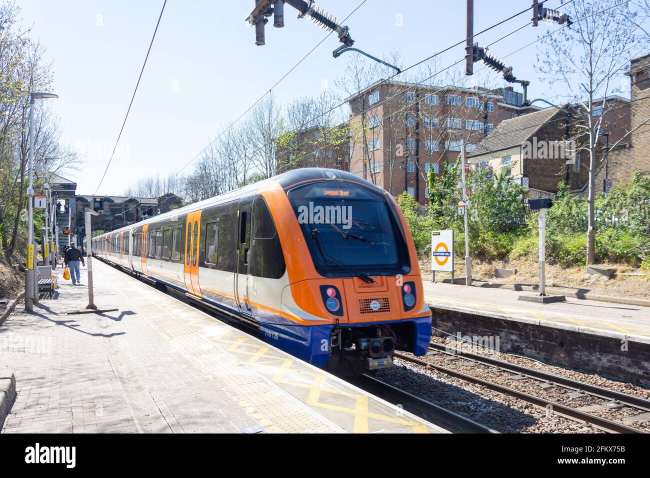 Zug nähert sich der Station Stamford Hill Overground, Stamford Hill, London Borough of Hackney, Greater London, England, Großbritannien Stockfoto
