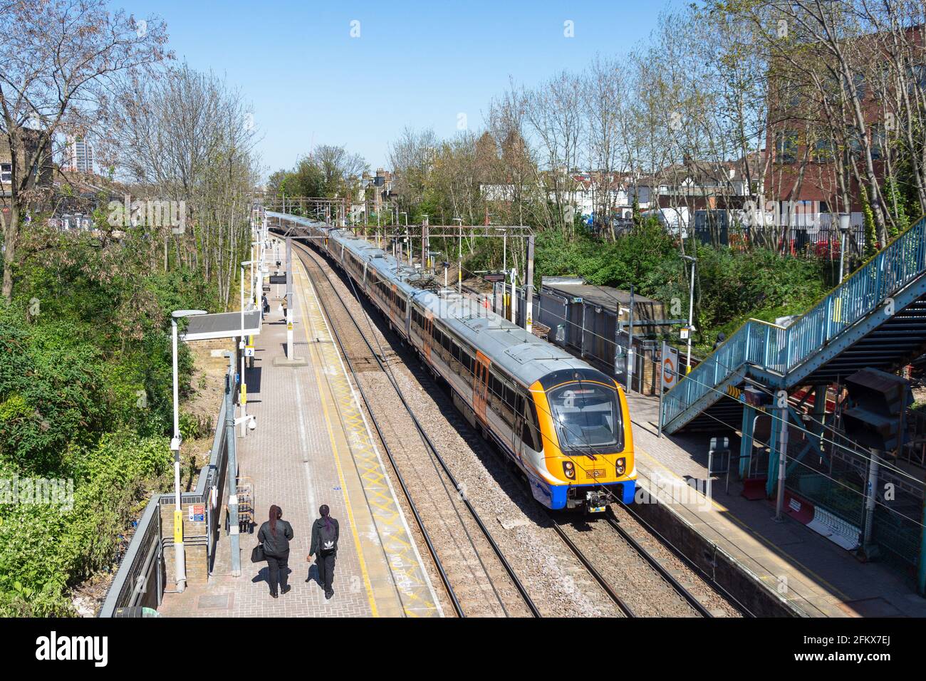 Zug nähert sich der Station Stamford Hill Overground, Stamford Hill, London Borough of Hackney, Greater London, England, Großbritannien Stockfoto