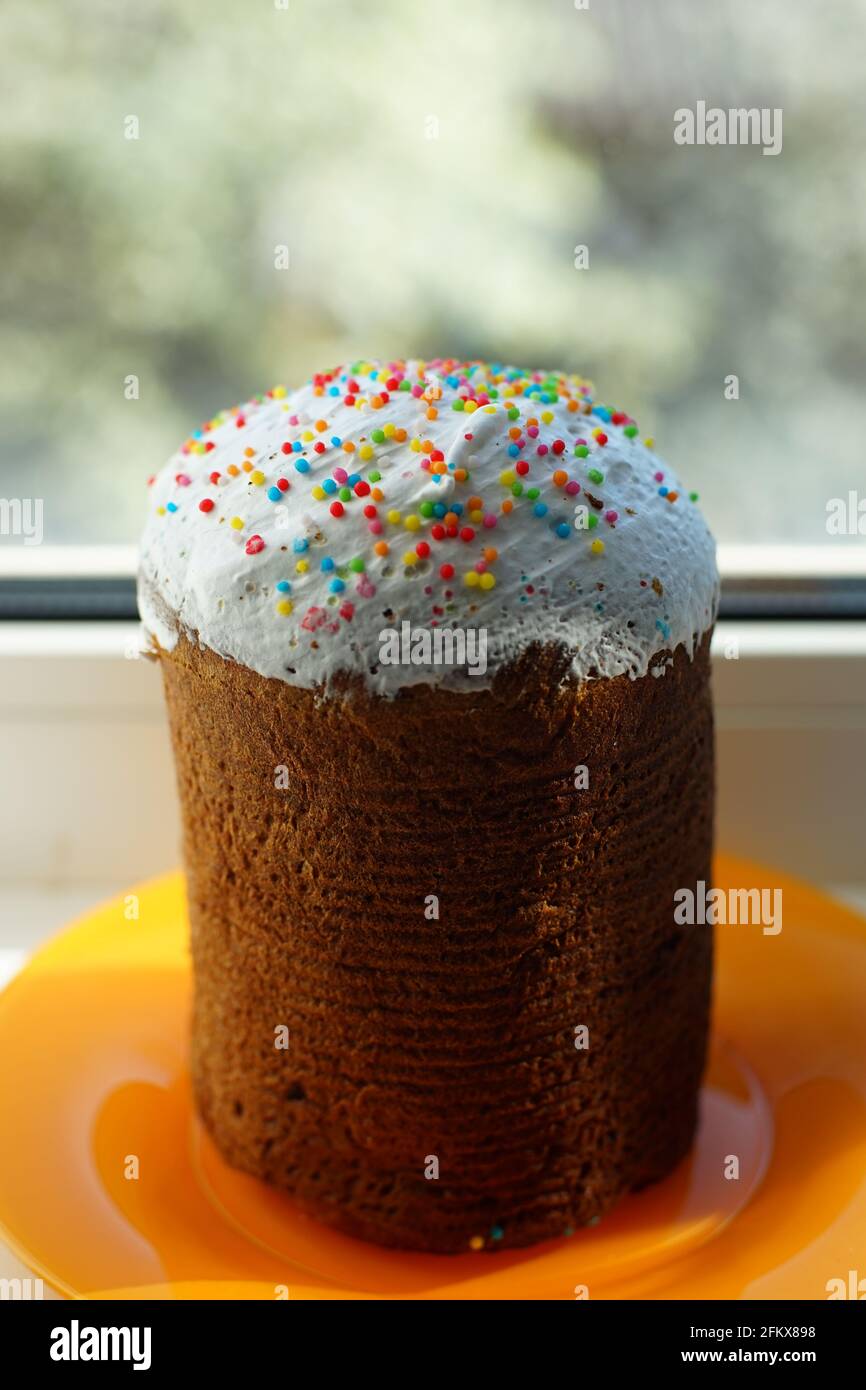 Osterkuchen in einem orangefarbenen Teller auf der Fensterbank. Stockfoto