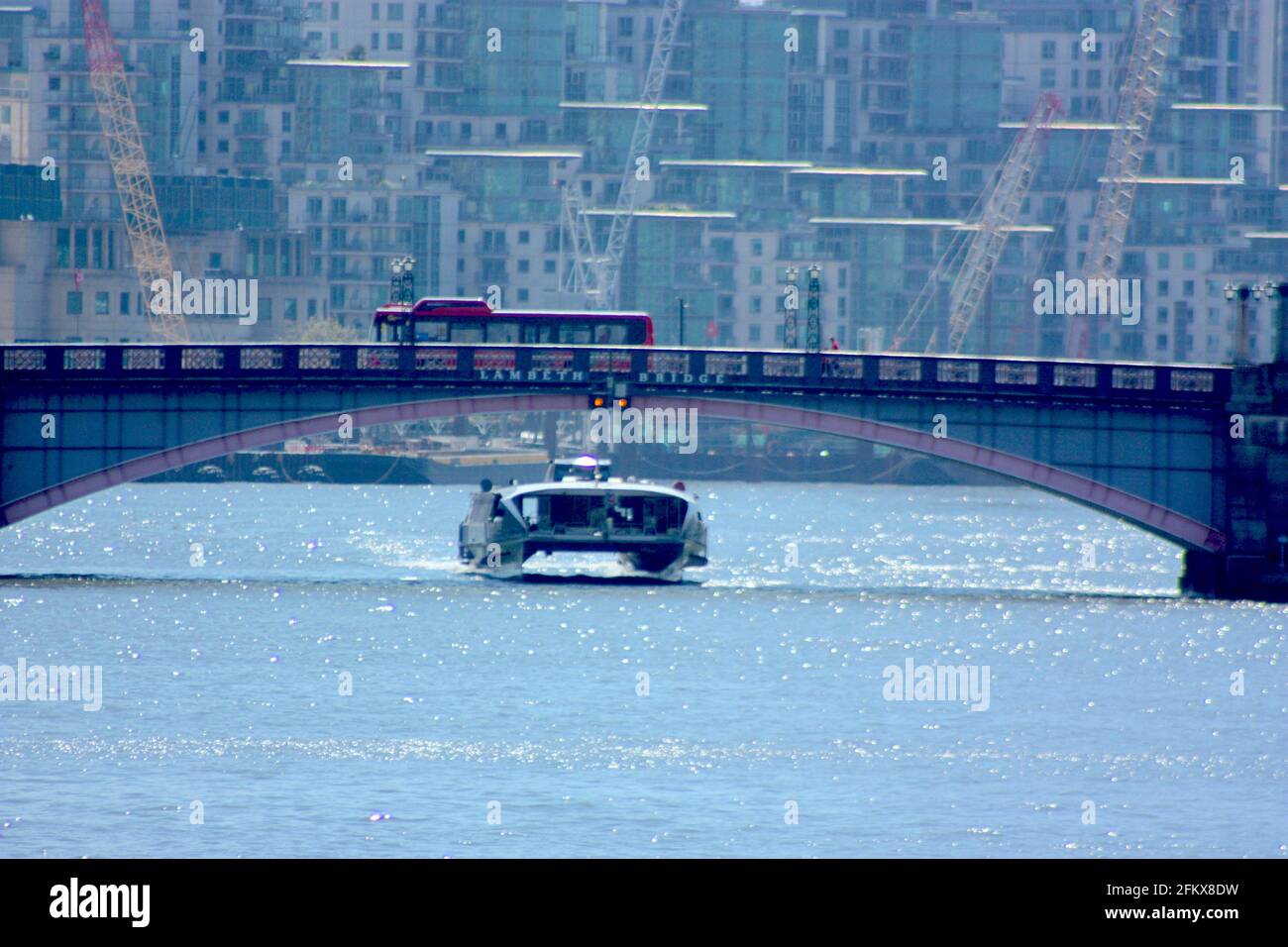 Thames Clipper, London Bus und die Themse Stockfoto