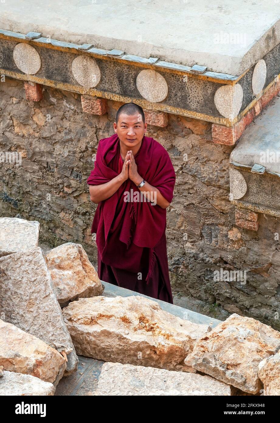 Tibetischer Mönch, der im Kloster Songzanlin, auch bekannt als Ganden Sumtseling Gompa in Zhongdian, Shangri La, Provinz Yunnan, China, Ehrfurcht vergilt. Stockfoto