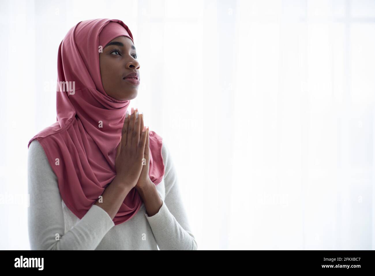 Junge Schwarze Muslimische Frau Im Rosa Hijab, Die Zu Allah Betet Mit  Verschlammten Händen Stockfotografie - Alamy