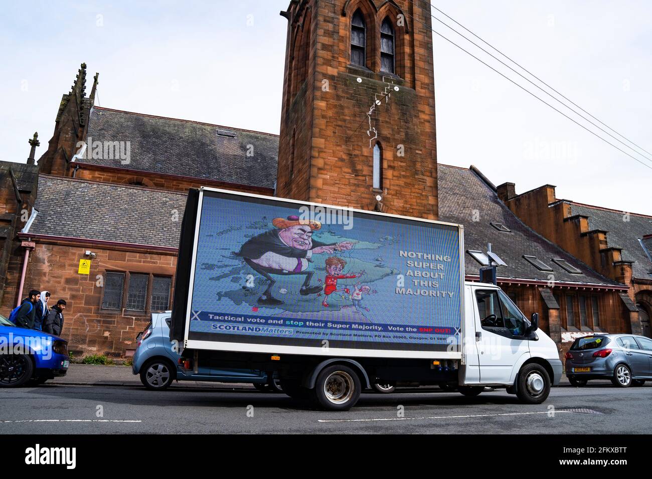 Glasgow, Schottland, Großbritannien. 4 Mai 2021. Die Union-freundlichen Scotland Matters haben die Kampagne Ad Van mit gewerkschaftfreundlichen Werbetafeln heute in Nicola Sturgeons Wahlkreis Govanhill geführt. Der Ad Van wurde vor ihrem Wahlkreisbüro und auf der Victoria Road geparkt. Iain Masterton/Alamy Live News Stockfoto