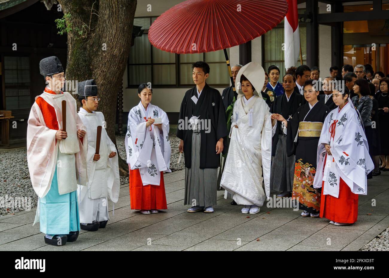 Tokio, Japan - 19. Juli 2009: Japanische Hochzeitszeremonie im Meiji Jingu-Schrein. Meiji Jingu Schrein ist ein aktiver Schrein, es ist möglich, Hochzeit zu sehen Stockfoto