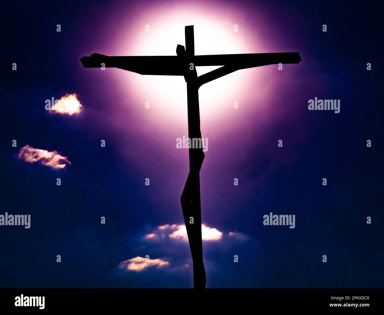 Unsere Dame von Fatima - heiliges Kreuz mit dunklem Violett Himmel Stockfoto
