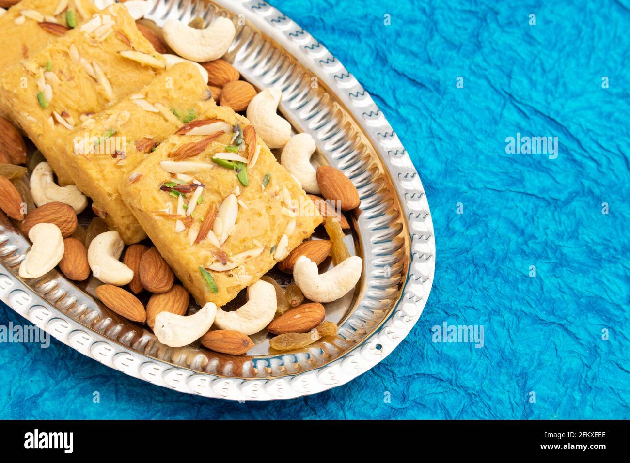 Indische Mithai Lachedar Patisa Mit Verschiedenen Namen Soan Papdi San Papdi Sohan Papdi Sukhdi Oder Sonpapdi Son Roll Wird Hergestellt Von Gram Weizenmehl Besan Kaju P Stockfoto