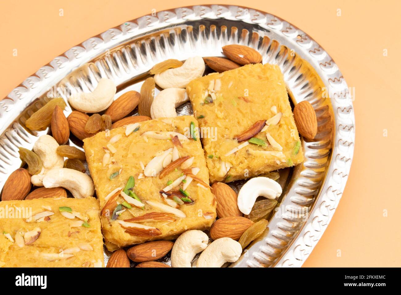 Indische Mithai Lachedar Patisa Mit Verschiedenen Namen Soan Papdi San Papdi Sohan Papdi Sukhdi Oder Sonpapdi Son Roll Wird Hergestellt Von Gram Weizenmehl Besan Kaju P Stockfoto