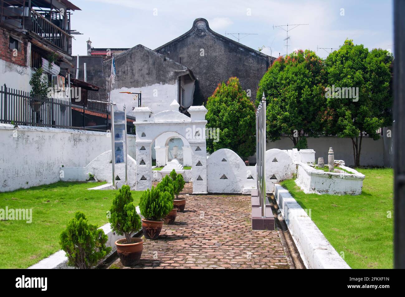 Hängen Sie das Mausoleum des Jebat aus dem Jahr 1512 im Stadtzentrum von Malacca Malaysia an einem sonnigen Sommertag mit blauem Himmel auf. Stockfoto