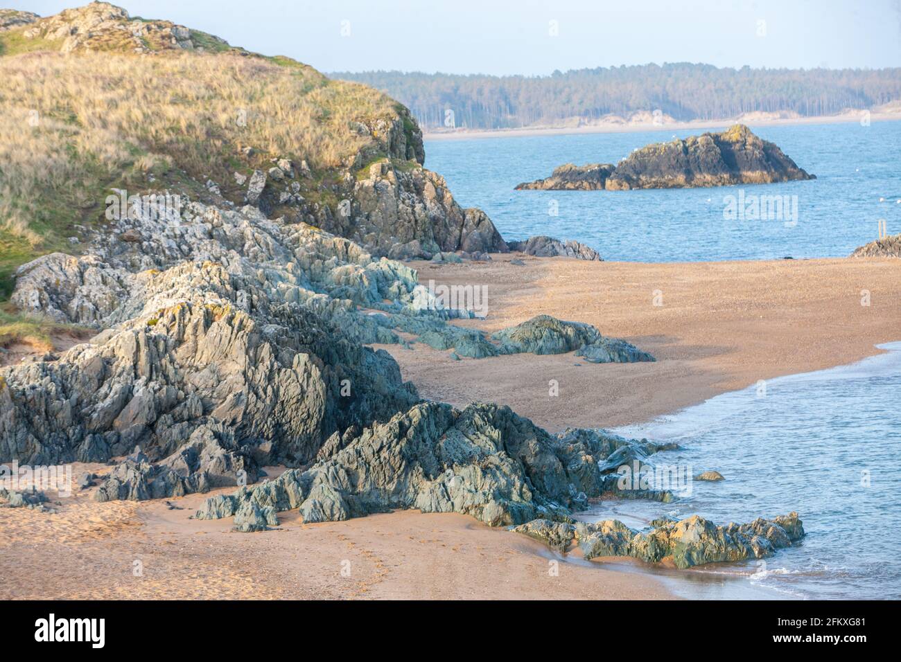 Ynys Llanddwyn,Llanddwyn, Llanddwyn Island,Anglessey,Anglesey,Ynys Mon,Insel Anglesey,Insel,Küste,Küste,Küstenweg,Isle of Anglesey Küstenweg,Nord,Wales,Walisisch,GB,Großbritannien,Großbritannien,Großbritannien,Vereinigtes Königreich,Europa.Ynys Llanddwyn ist eine kleine Gezeiteninsel vor der Westküste von Anglesey Wales (Nordwesten von Wales). Môn Die nächste Siedlung ist das Dorf Newborough.die Insel ist geologisch interessant mit Kissenlava, Jaspisformationen und äolischen Sandvorkommen. Die Insel ist Teil des National Nature Reserve of Newborough Warren.der Leuchtturm Tŵr Mawr markiert den Westen Stockfoto