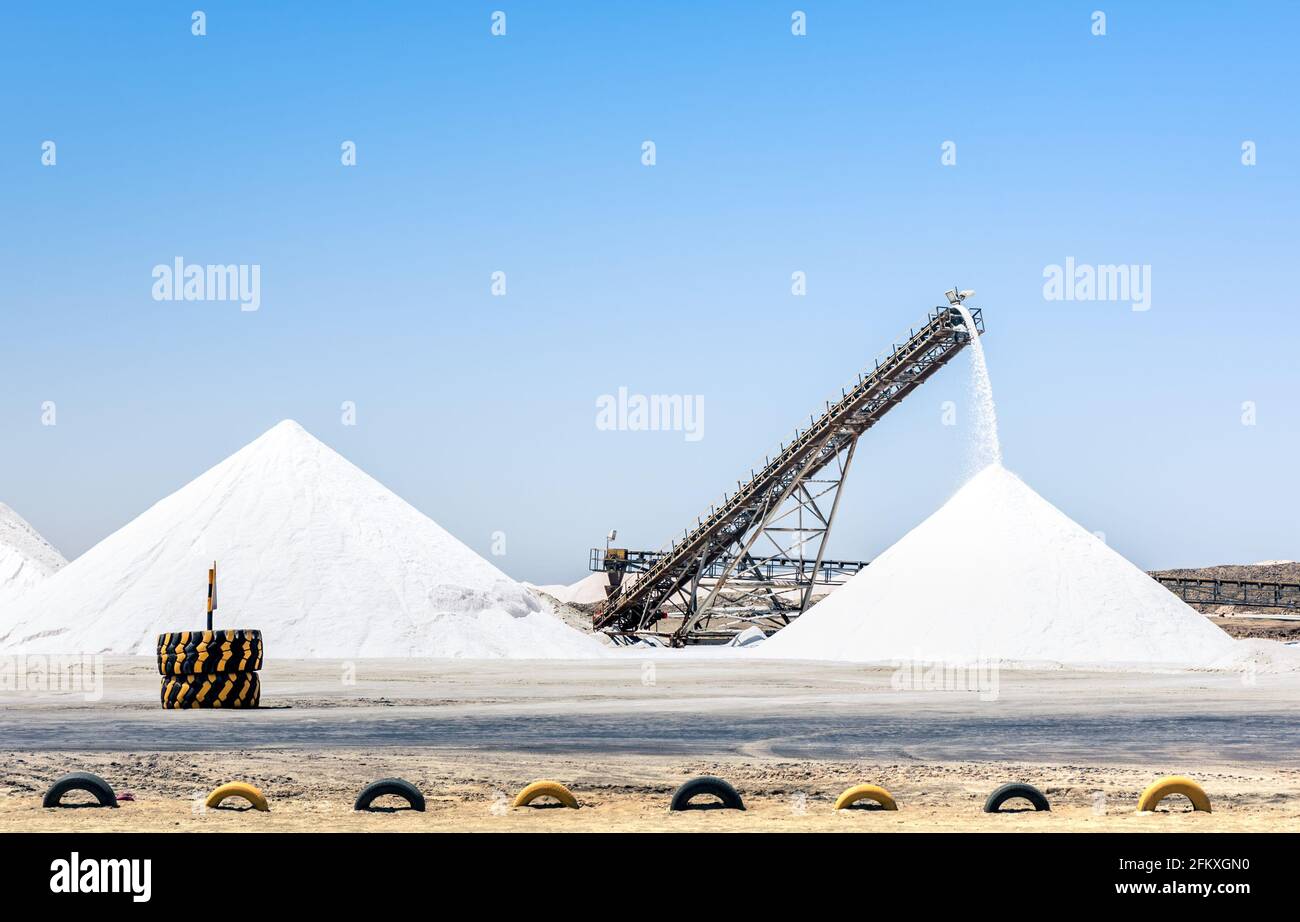 Industrielle Salzraffinerie mit Förderband - Emerging Industries Region in Namibia Stockfoto