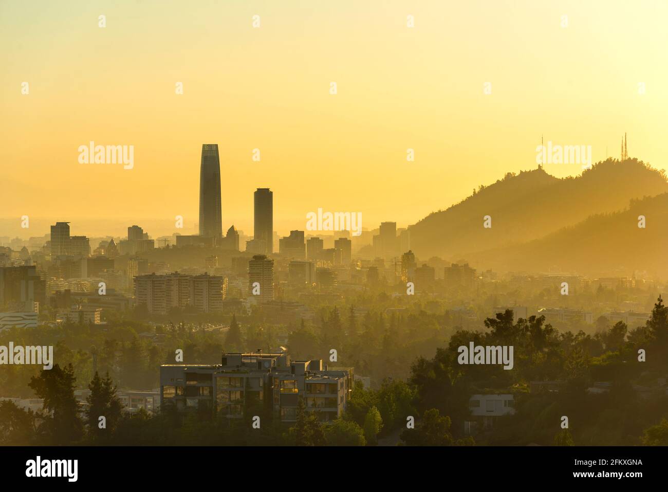 Ein Panoramablick auf Santiago de Chile bei Sonnenuntergang. Stockfoto