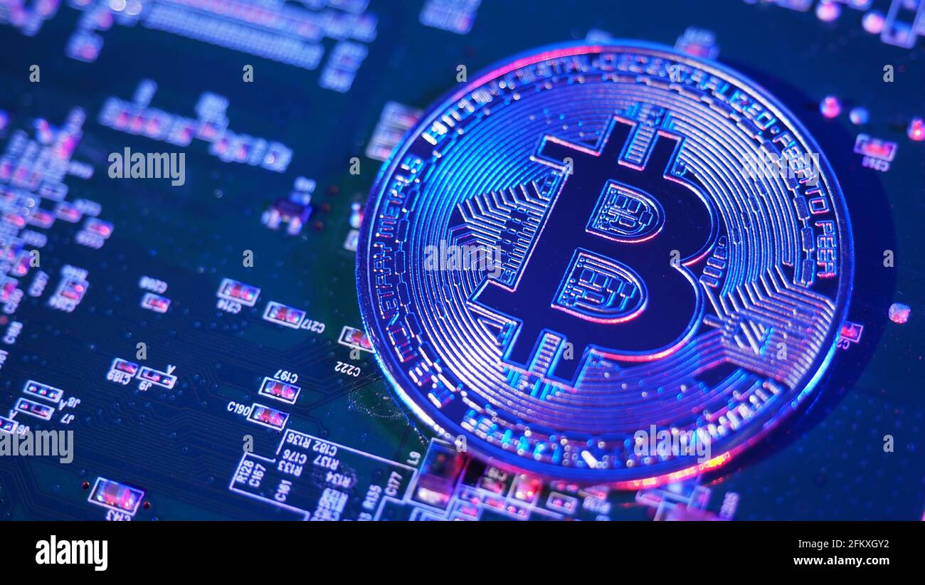 Bitcoin auf Leiterplatte. Kryptowährung-Bit-Coins und Computer-Mainboard.  Digitale Geldwährung Bitcoins oder BTC und Cyber-Mikrochip. Pinkblaues Colo  Stockfotografie - Alamy